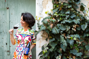 Donna che annusa bicchiere di vino rosso