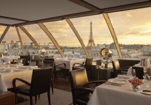 Ristorante con vetrata e Parigi sullo sfondo