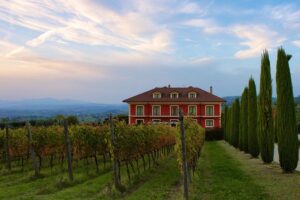 Casale in Toscana con filari di cipressi