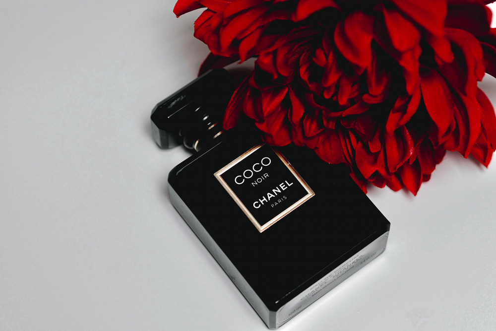 profumo nero e fiori rossi